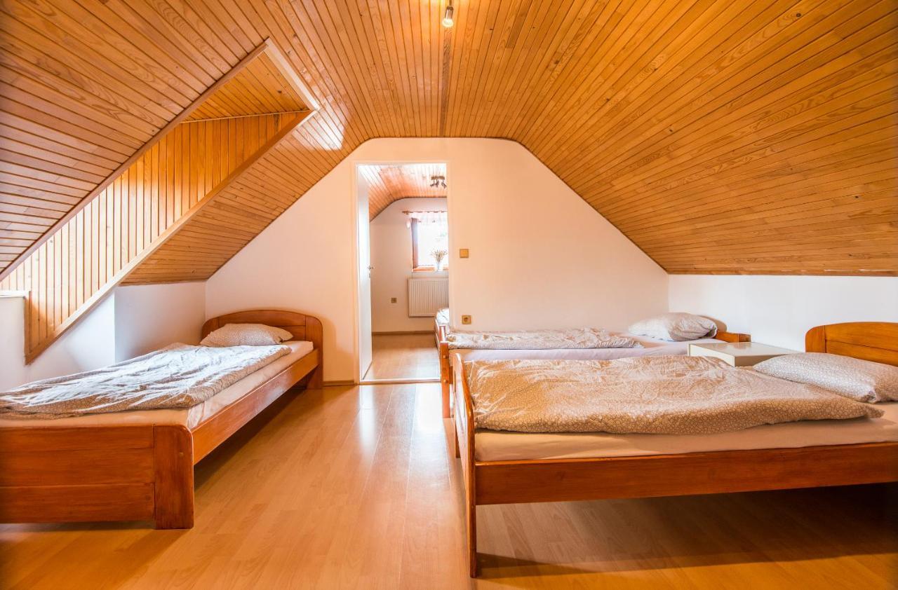 Malovany Dvorecek Dolní Dunajovice Exteriör bild