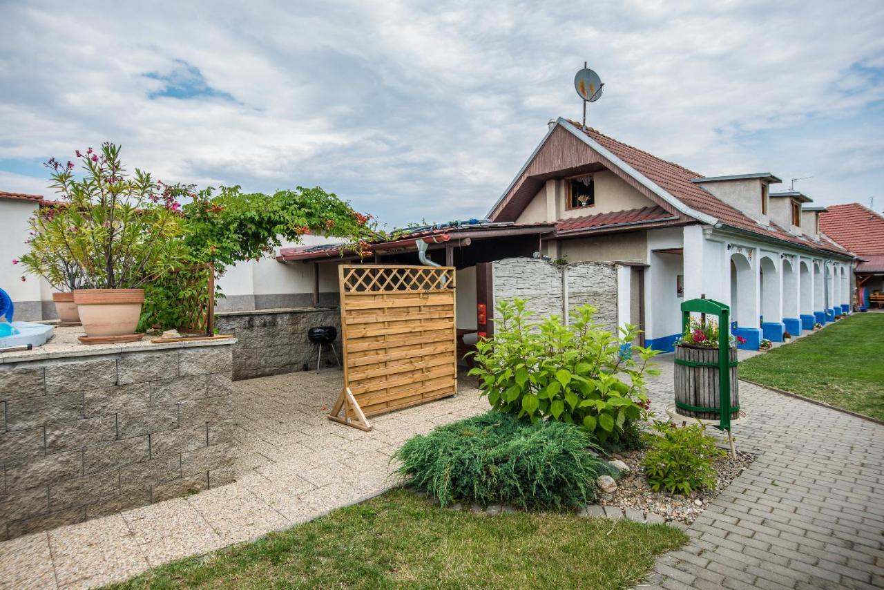 Malovany Dvorecek Dolní Dunajovice Exteriör bild