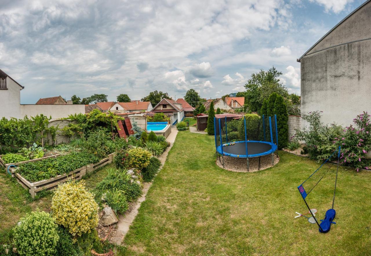 Malovany Dvorecek Dolní Dunajovice Exteriör bild