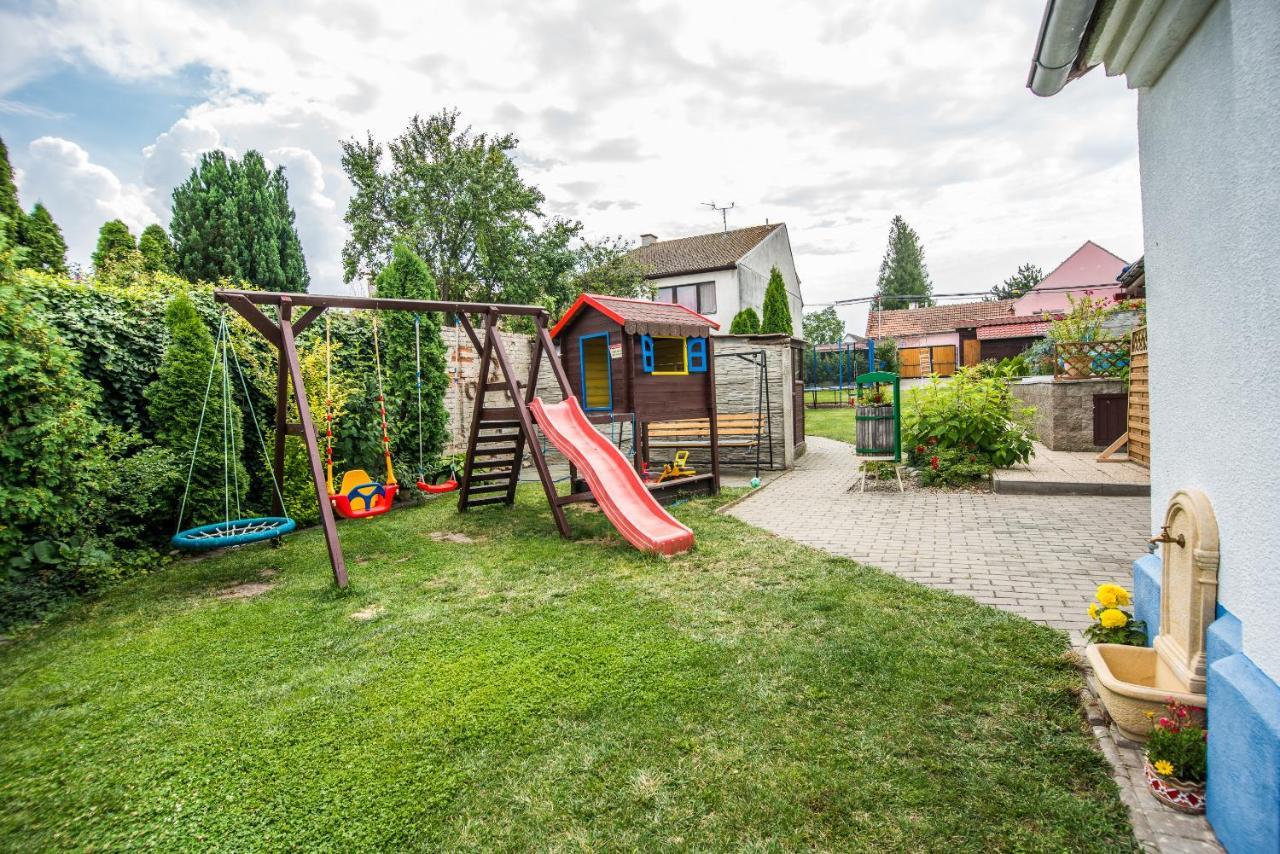 Malovany Dvorecek Dolní Dunajovice Exteriör bild